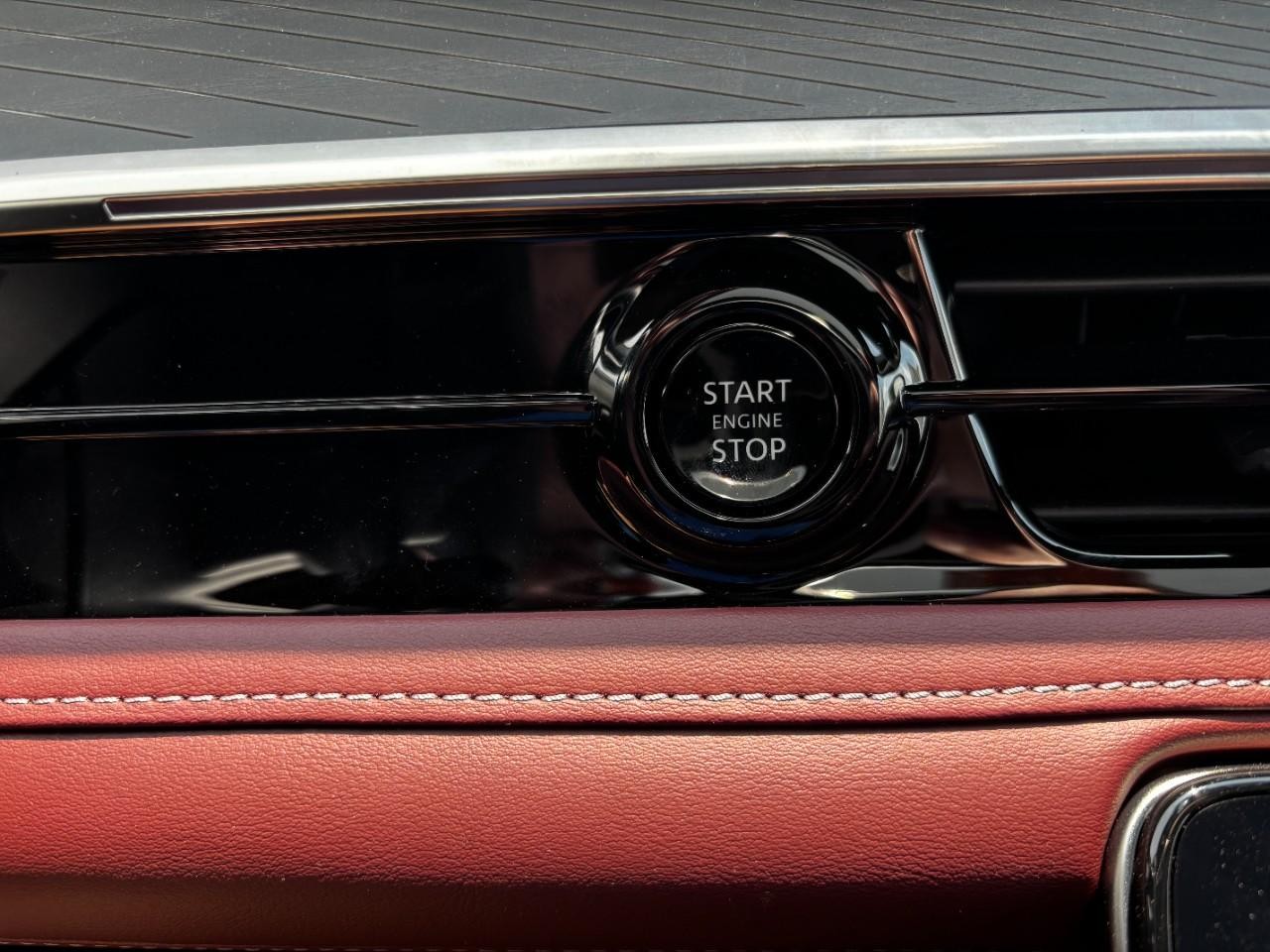 INFINITI QX80 Vehicle Full-screen Gallery Image 30