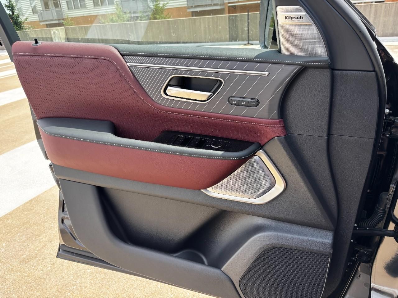 INFINITI QX80 Vehicle Full-screen Gallery Image 32