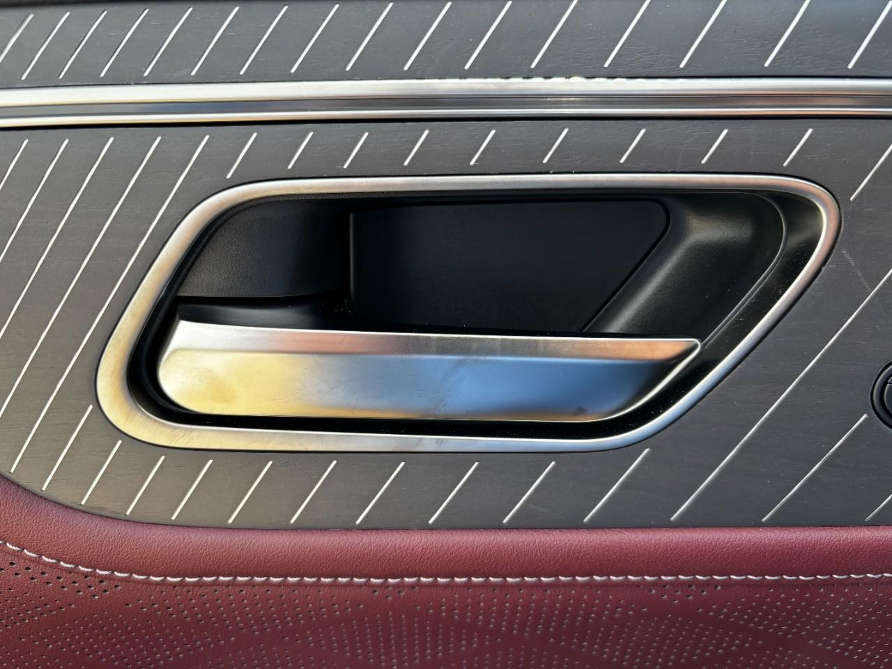 INFINITI QX80 Vehicle Full-screen Gallery Image 34