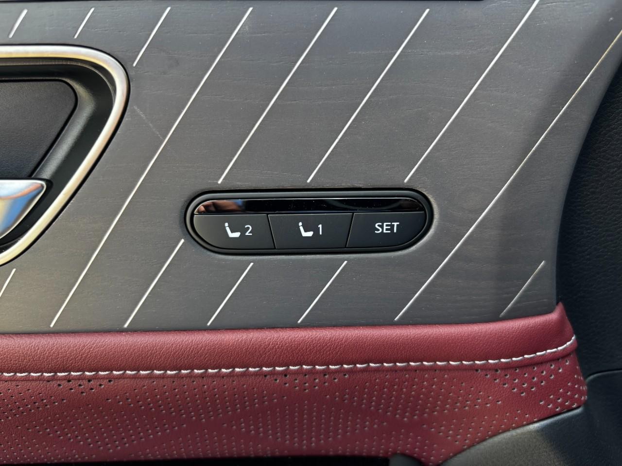 INFINITI QX80 Vehicle Full-screen Gallery Image 35