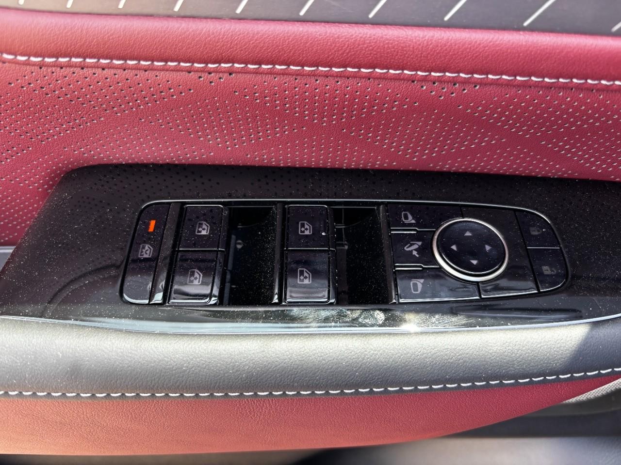 INFINITI QX80 Vehicle Full-screen Gallery Image 36