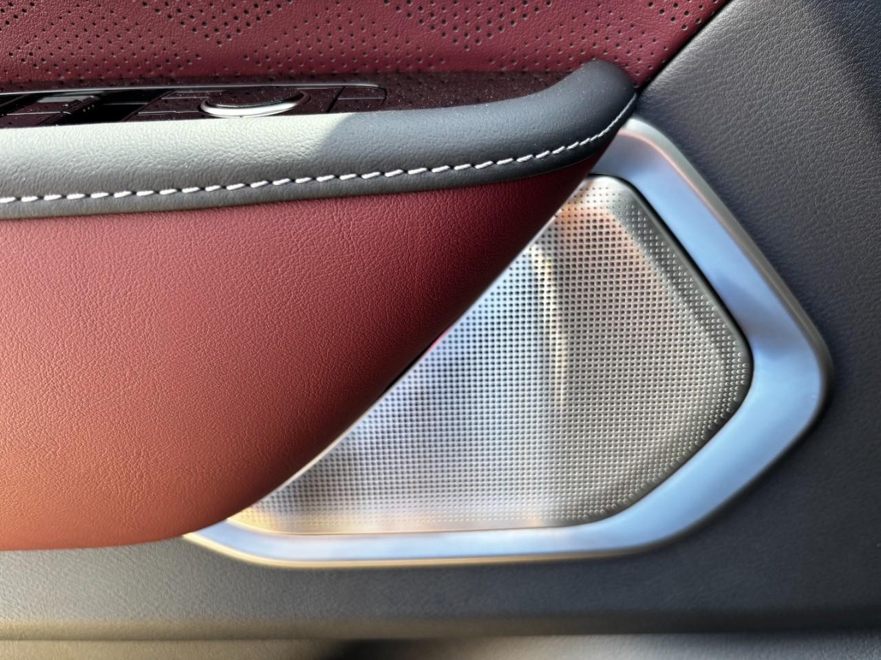 INFINITI QX80 Vehicle Full-screen Gallery Image 37