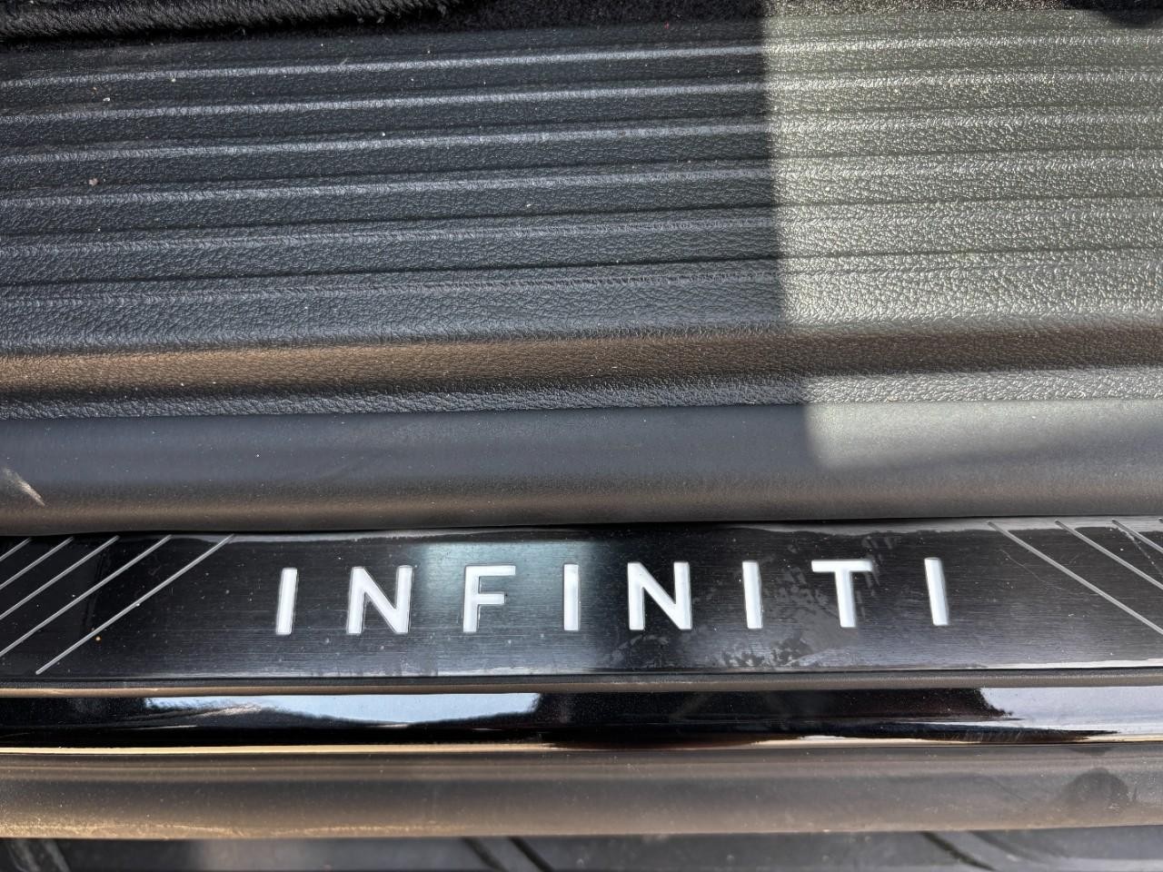 INFINITI QX80 Vehicle Full-screen Gallery Image 38