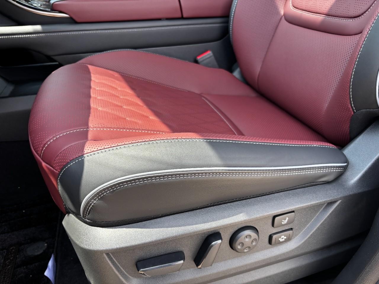 INFINITI QX80 Vehicle Full-screen Gallery Image 39