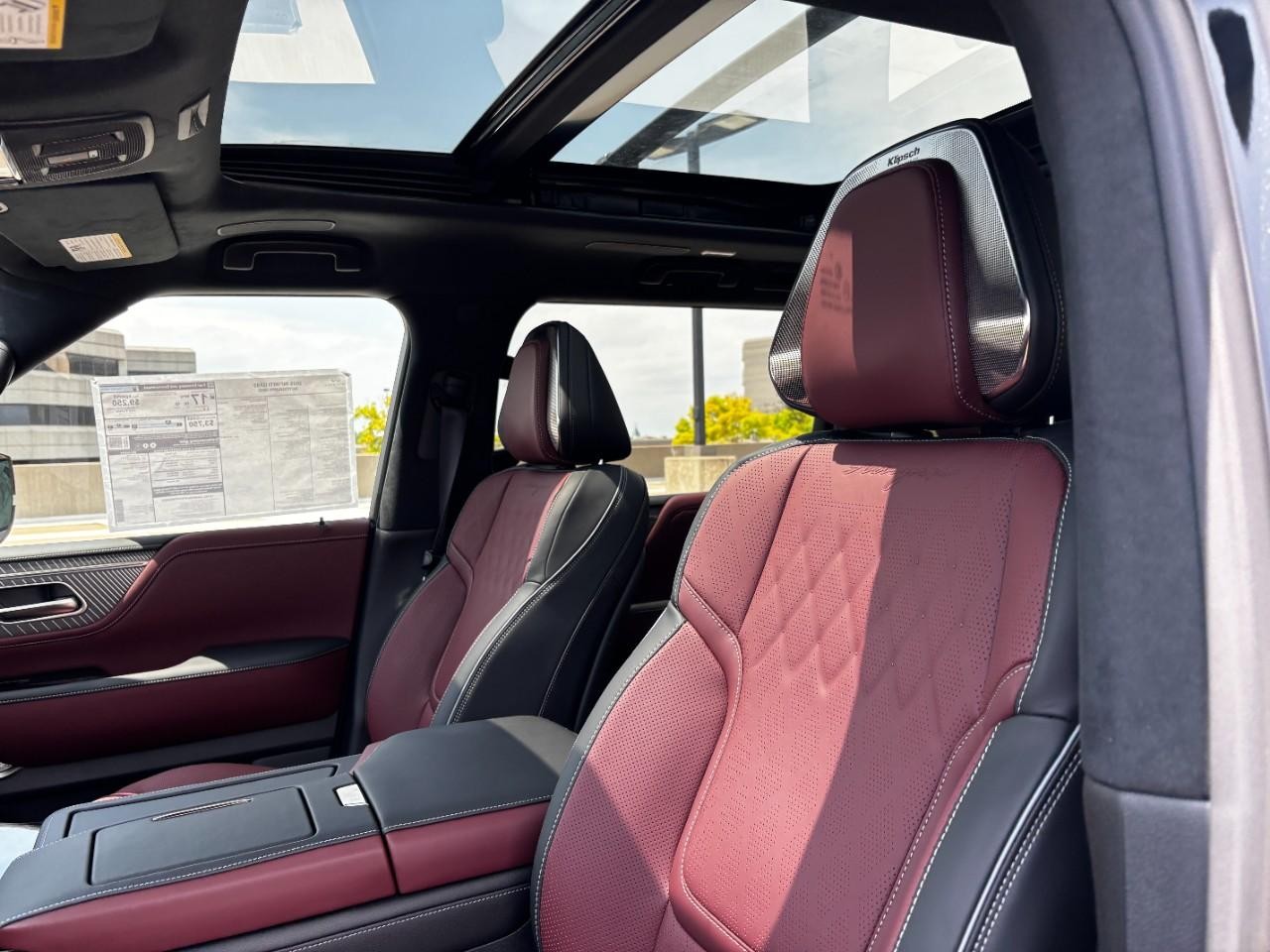 INFINITI QX80 Vehicle Full-screen Gallery Image 40