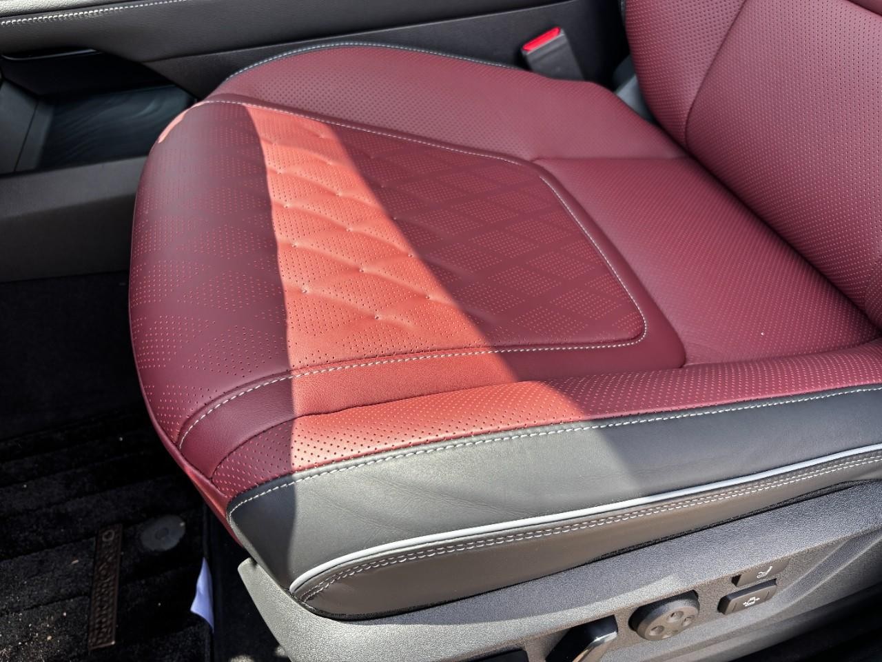 INFINITI QX80 Vehicle Full-screen Gallery Image 41