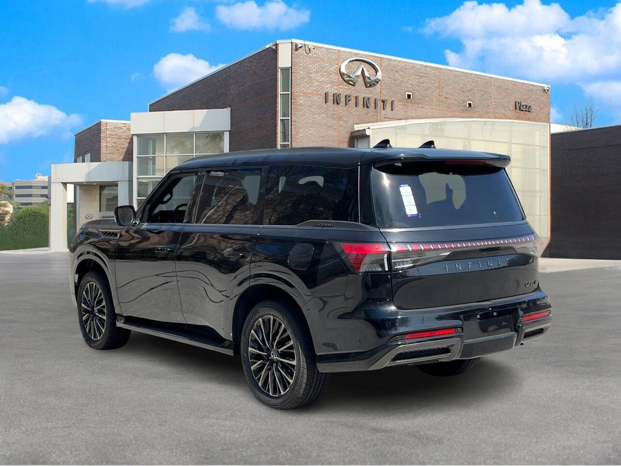 INFINITI QX80 Vehicle Full-screen Gallery Image 3