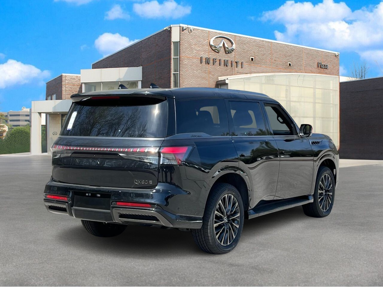 INFINITI QX80 Vehicle Full-screen Gallery Image 4