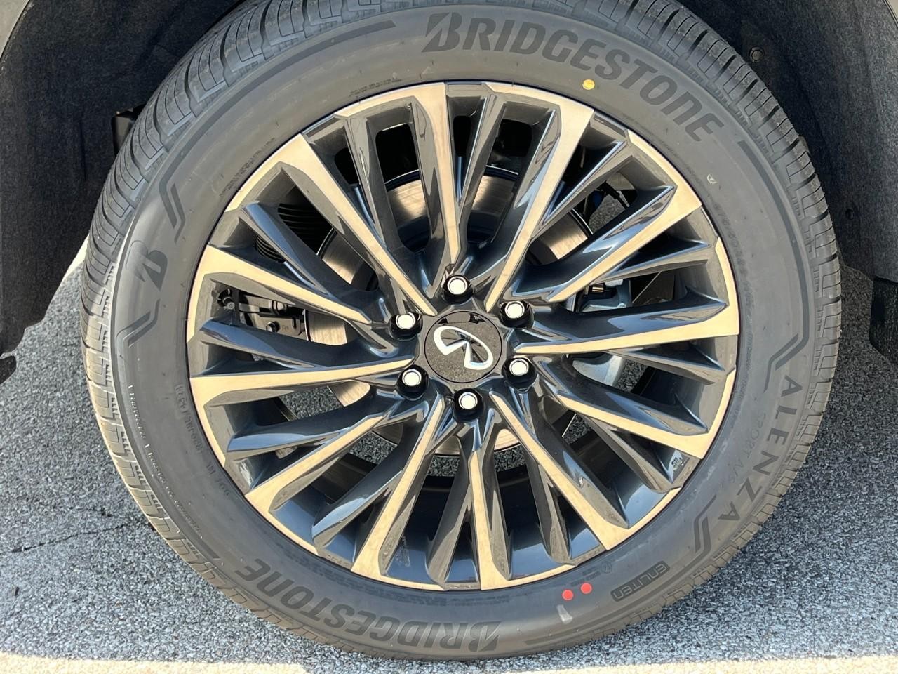 INFINITI QX80 Vehicle Full-screen Gallery Image 5