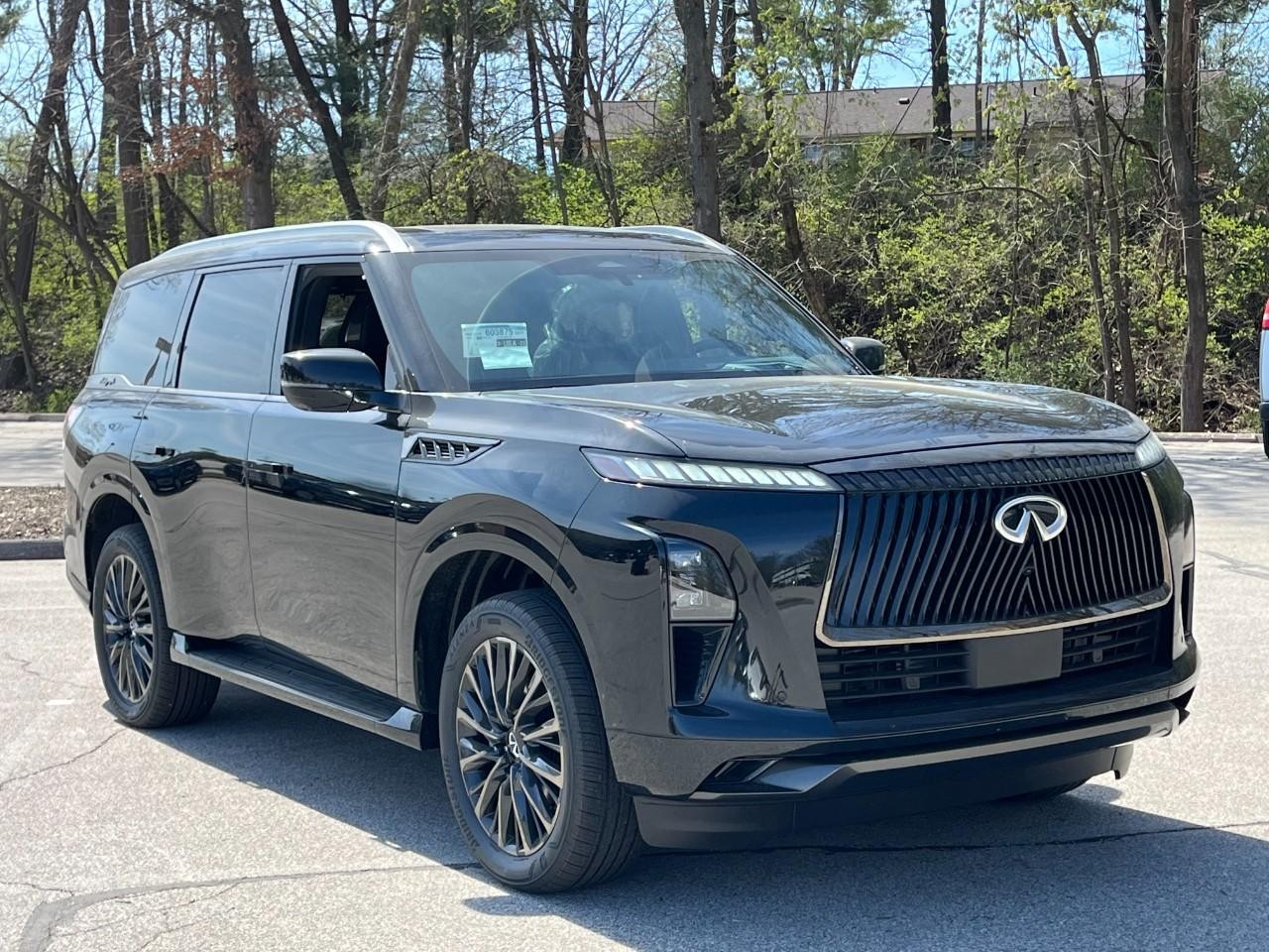 INFINITI QX80 Vehicle Full-screen Gallery Image 6