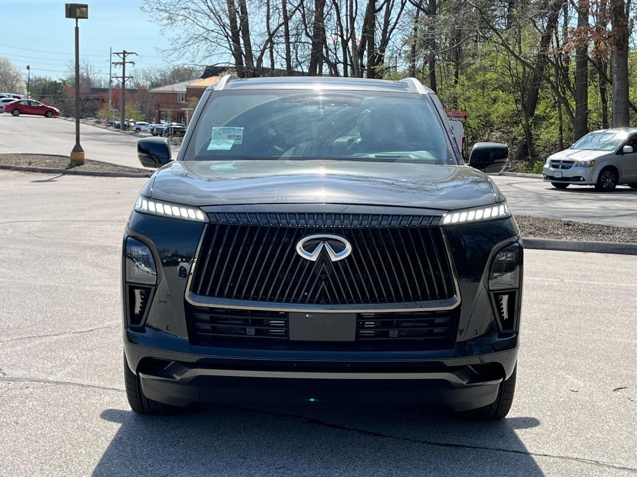 INFINITI QX80 Vehicle Full-screen Gallery Image 7