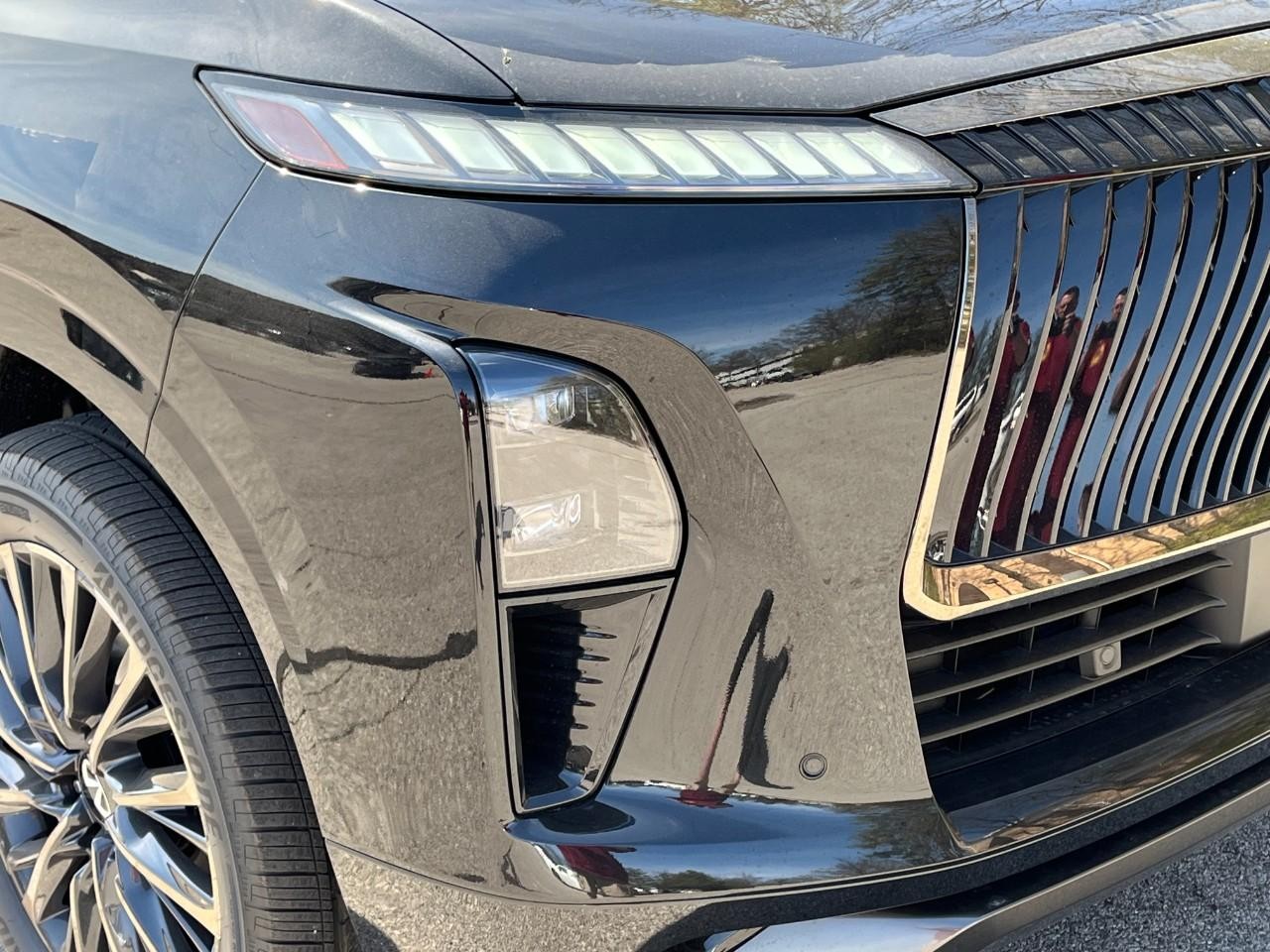 INFINITI QX80 Vehicle Full-screen Gallery Image 8