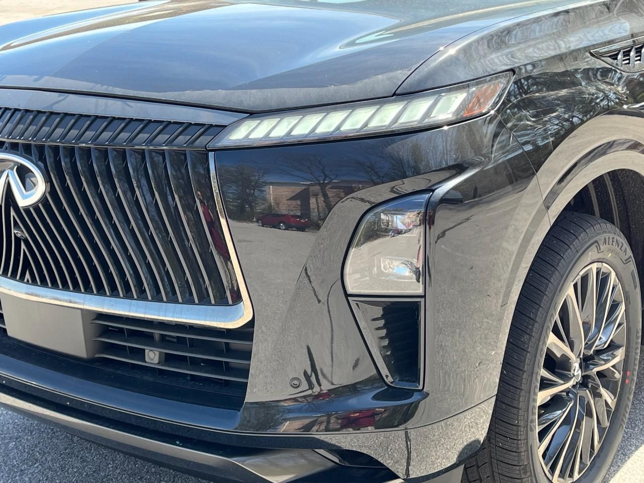 INFINITI QX80 Vehicle Full-screen Gallery Image 9