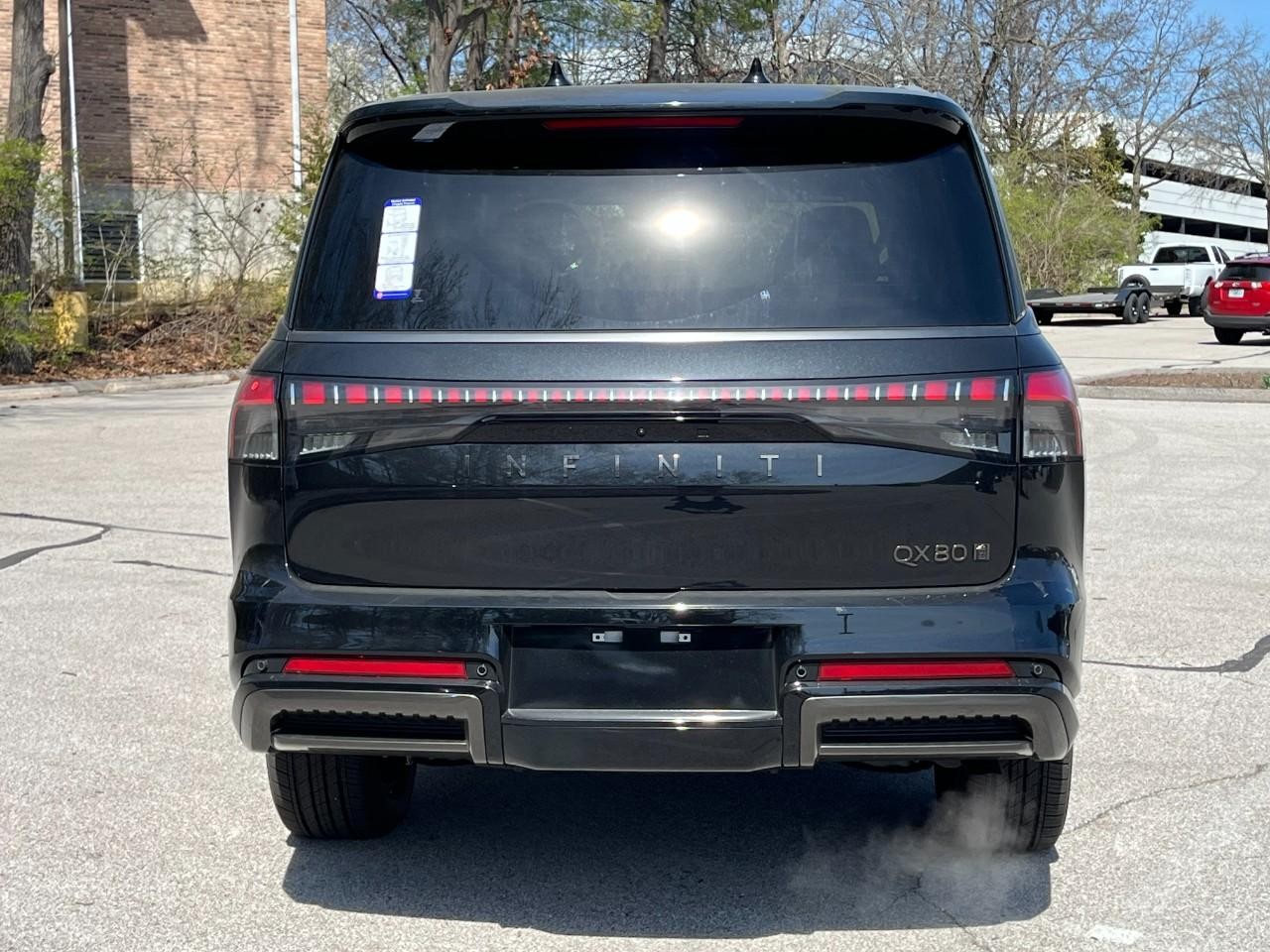 INFINITI QX80 Vehicle Full-screen Gallery Image 10