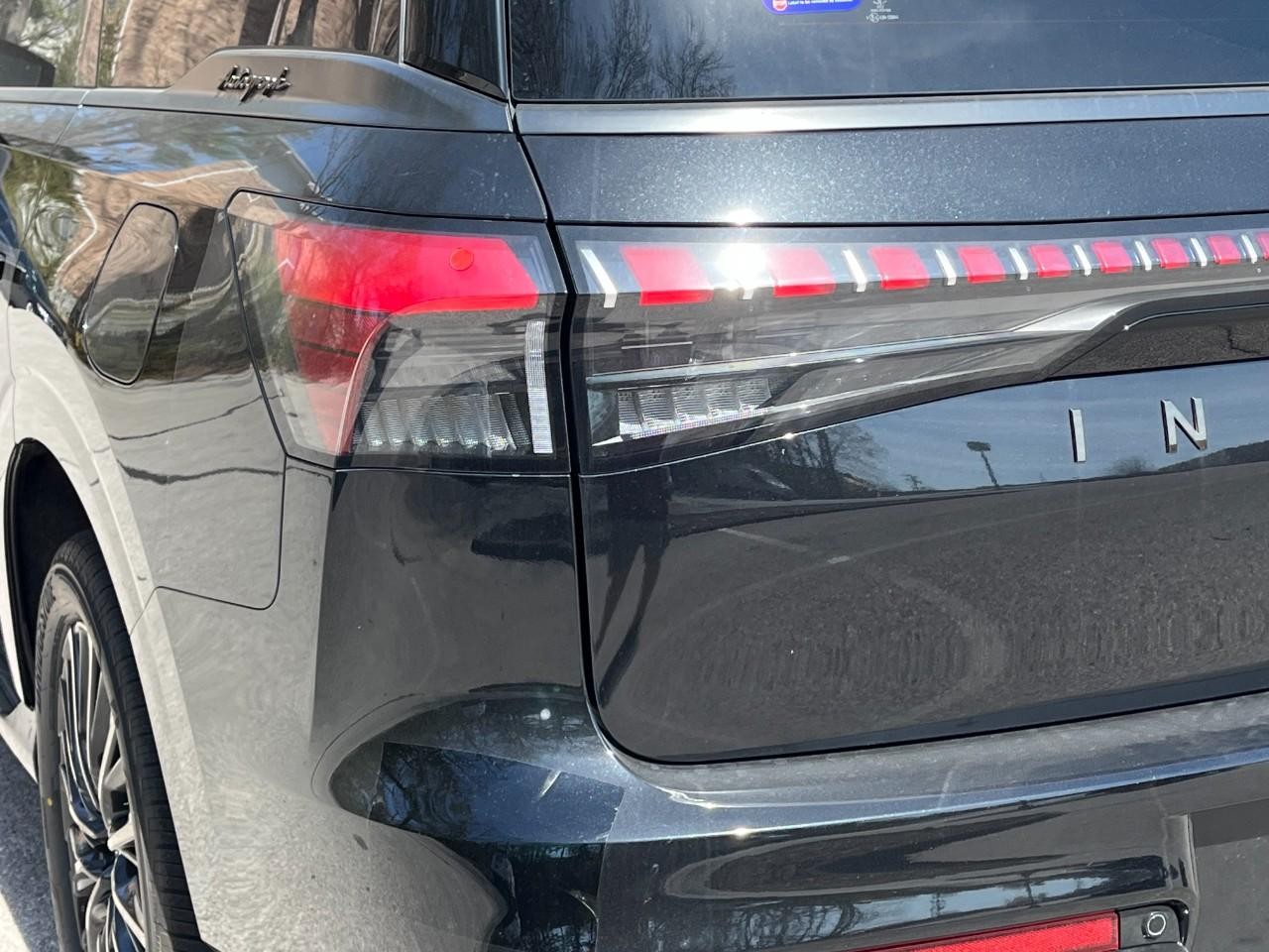 INFINITI QX80 Vehicle Full-screen Gallery Image 11