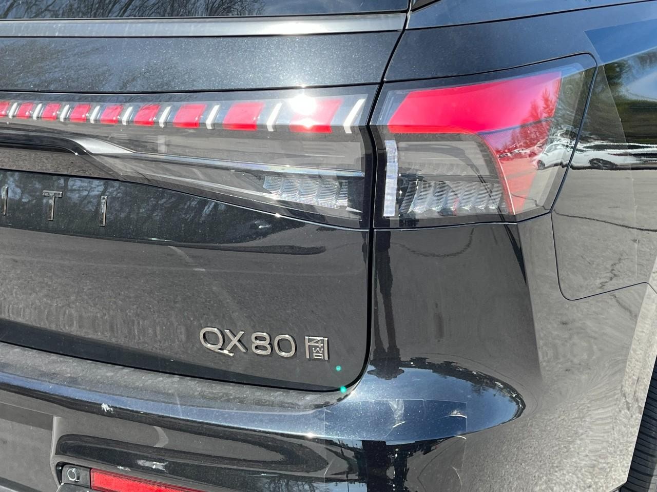 INFINITI QX80 Vehicle Full-screen Gallery Image 12