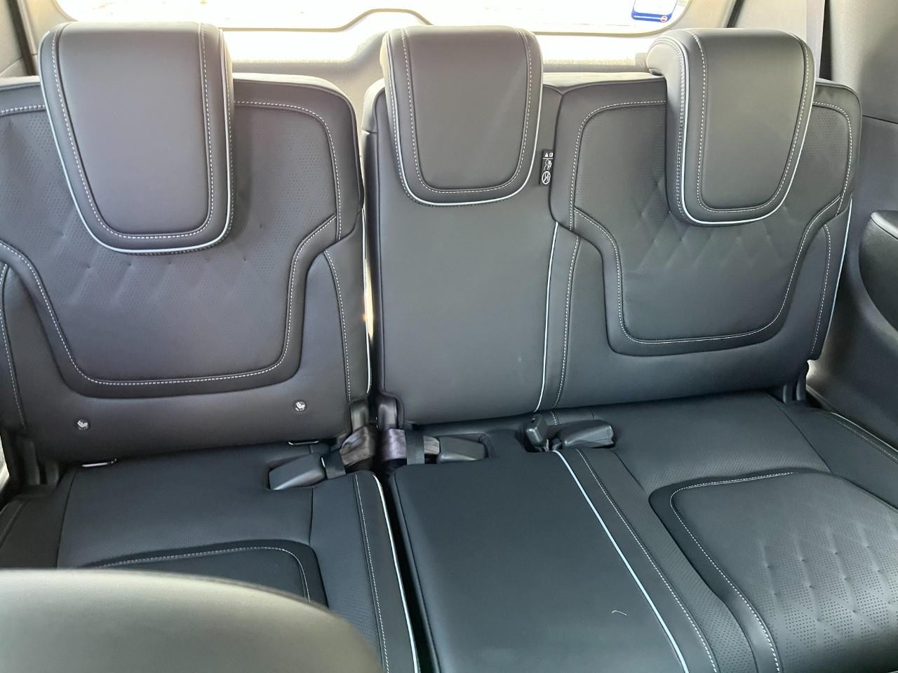 INFINITI QX80 Vehicle Full-screen Gallery Image 13