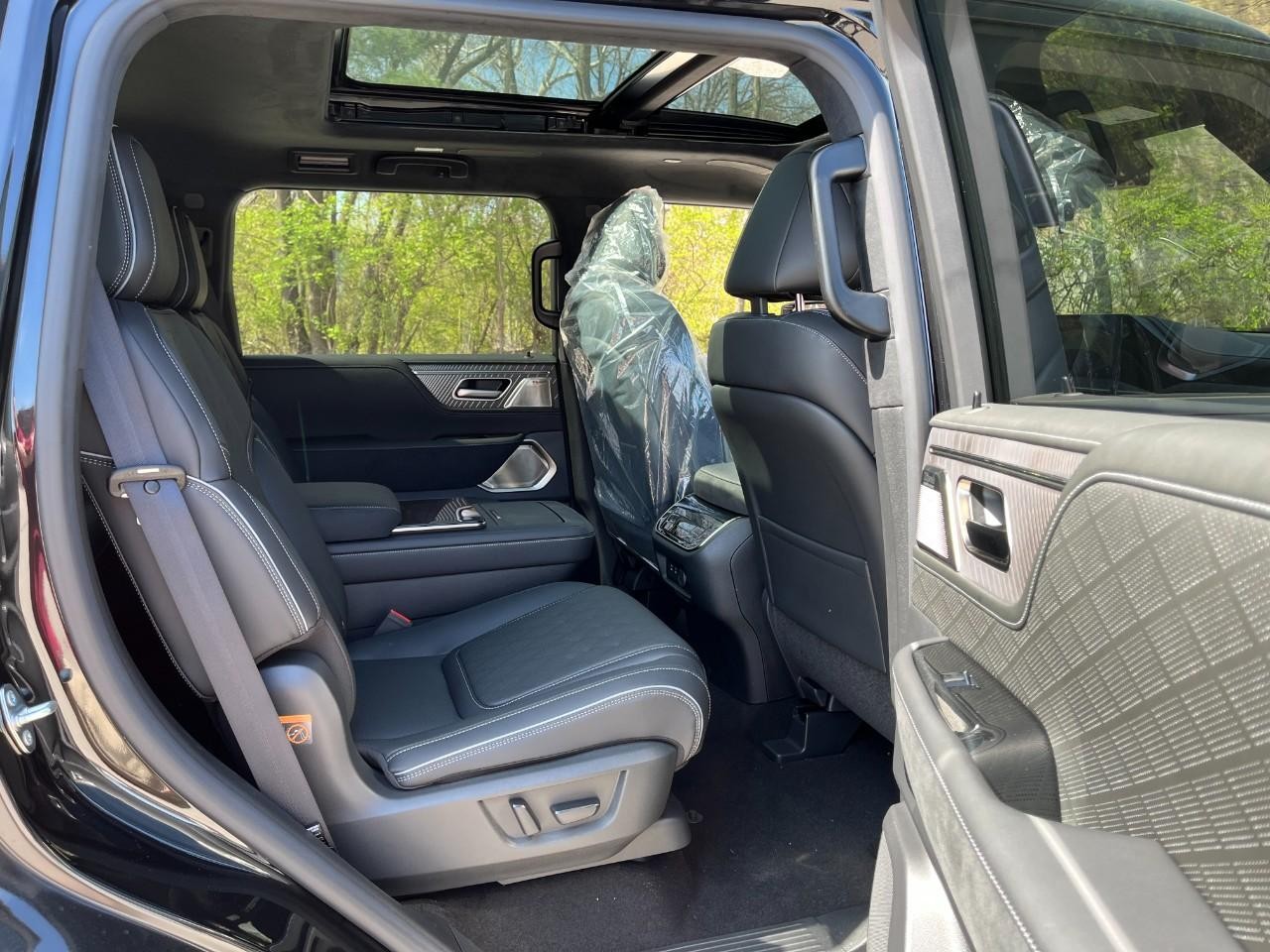 INFINITI QX80 Vehicle Full-screen Gallery Image 14