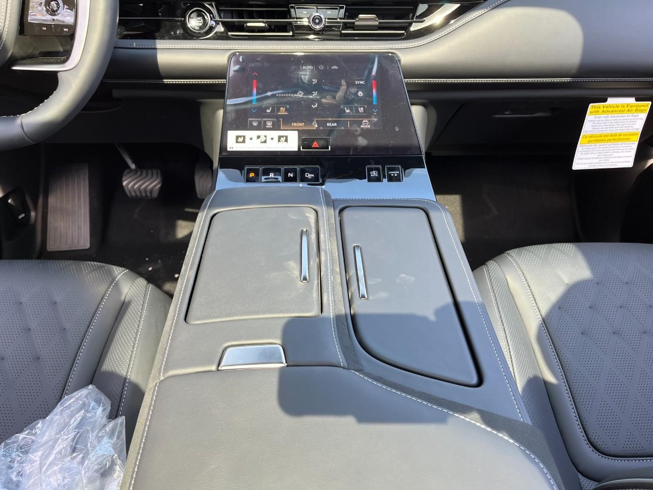 INFINITI QX80 Vehicle Full-screen Gallery Image 18