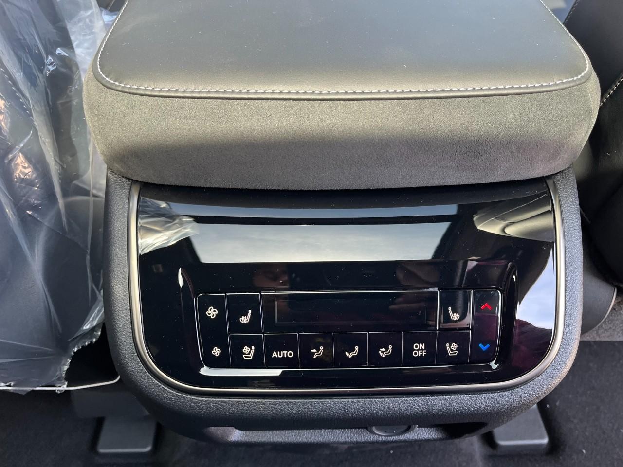 INFINITI QX80 Vehicle Full-screen Gallery Image 19