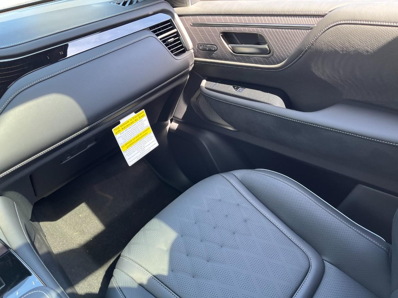 INFINITI QX80 Vehicle Full-screen Gallery Image 20