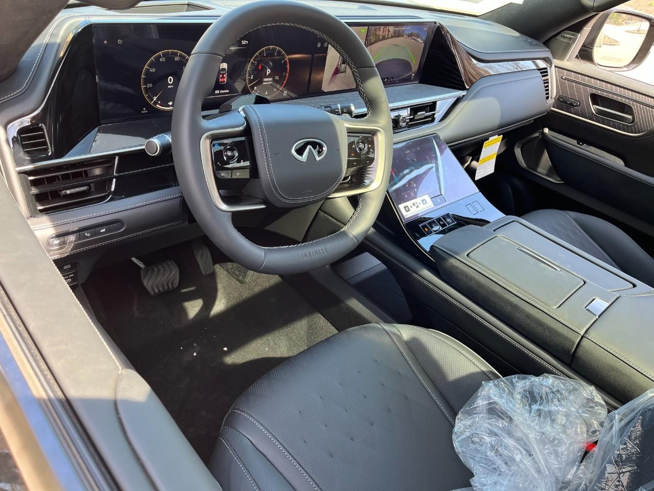 INFINITI QX80 Vehicle Full-screen Gallery Image 21