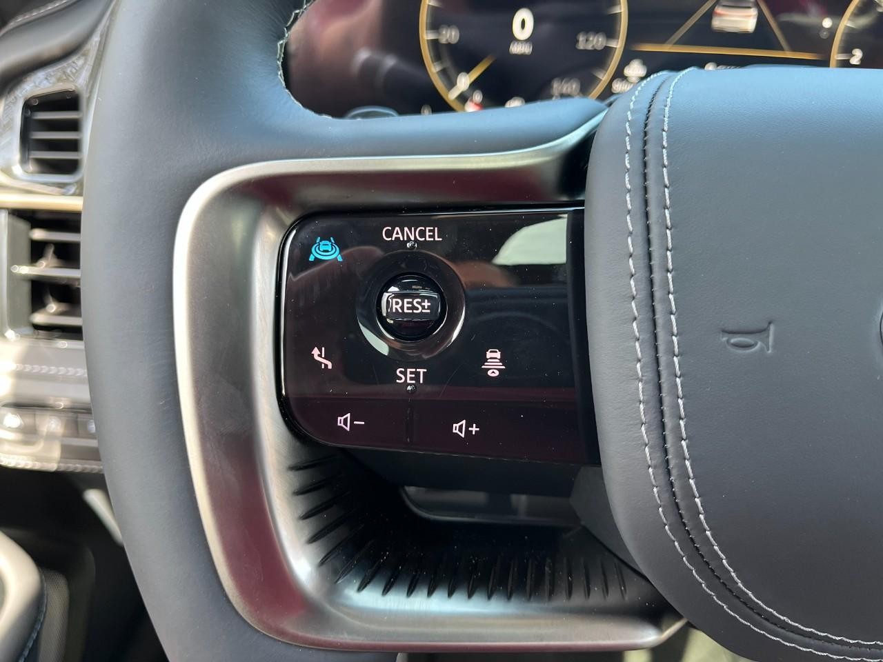 INFINITI QX80 Vehicle Full-screen Gallery Image 22