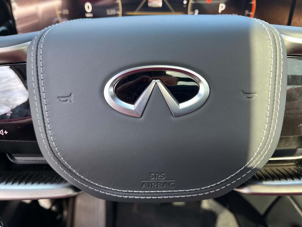 INFINITI QX80 Vehicle Full-screen Gallery Image 23