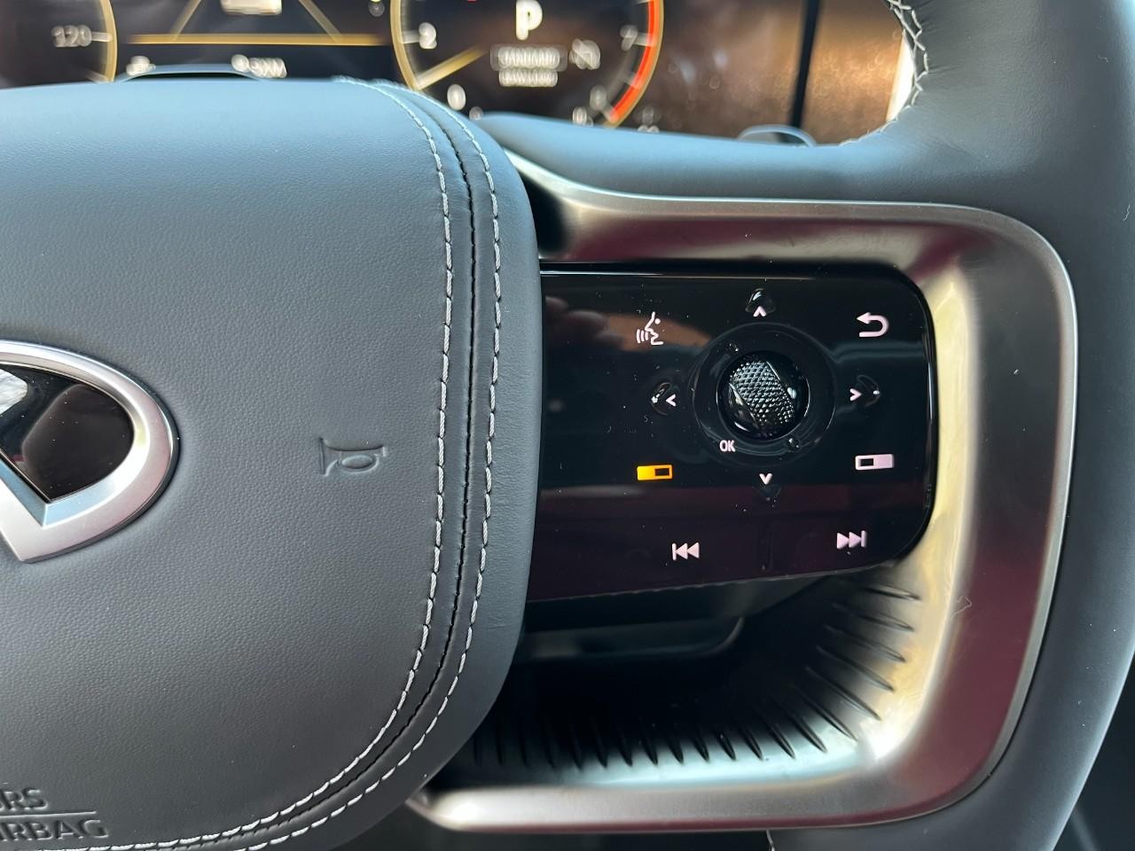 INFINITI QX80 Vehicle Full-screen Gallery Image 24