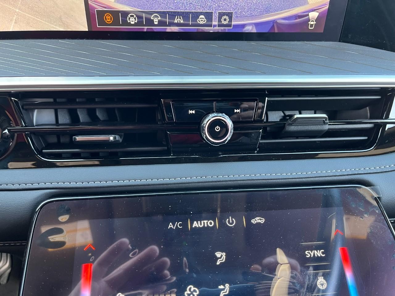 INFINITI QX80 Vehicle Full-screen Gallery Image 28