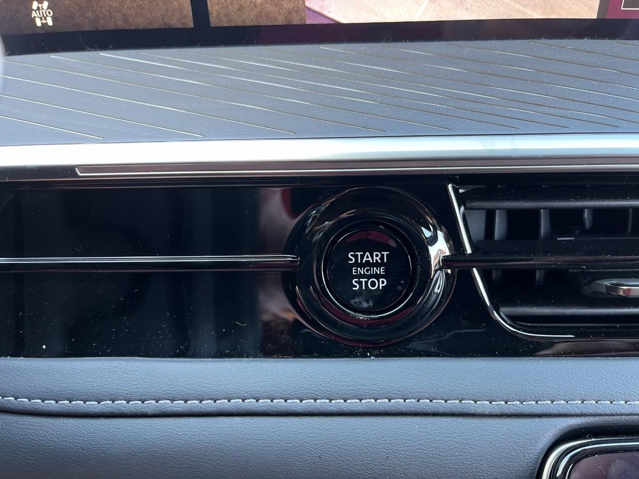 INFINITI QX80 Vehicle Full-screen Gallery Image 31