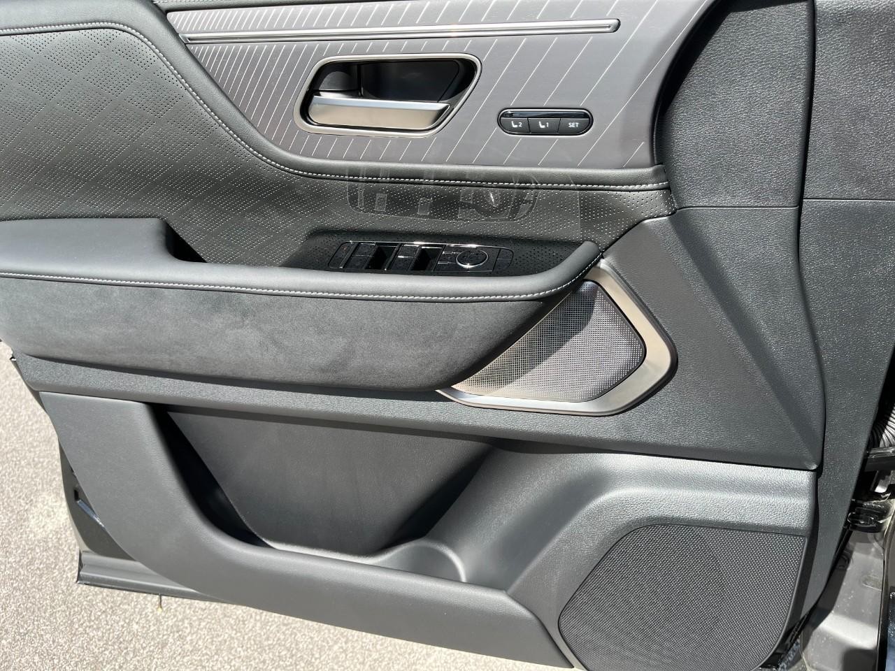 INFINITI QX80 Vehicle Full-screen Gallery Image 32