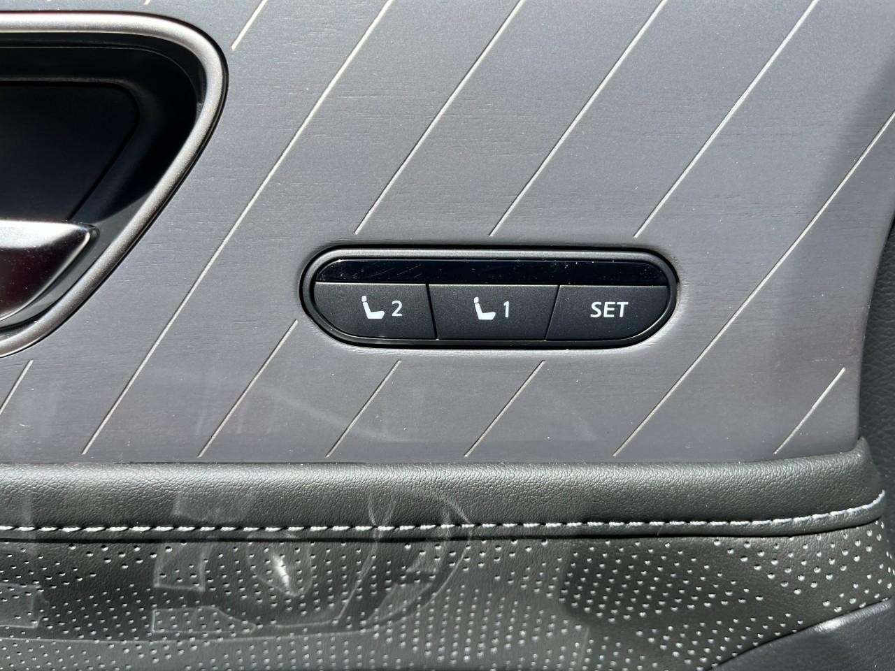 INFINITI QX80 Vehicle Full-screen Gallery Image 34