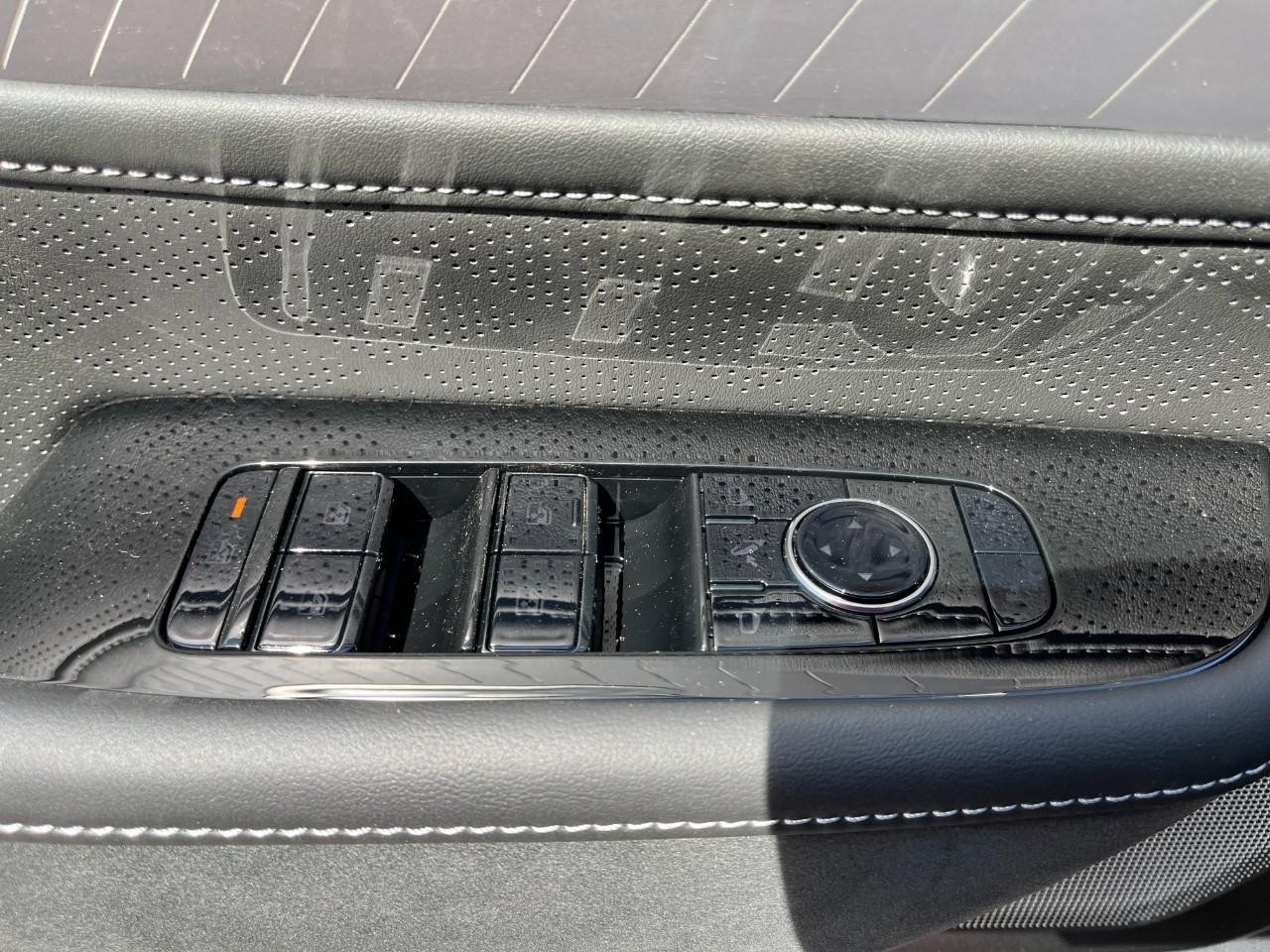 INFINITI QX80 Vehicle Full-screen Gallery Image 35