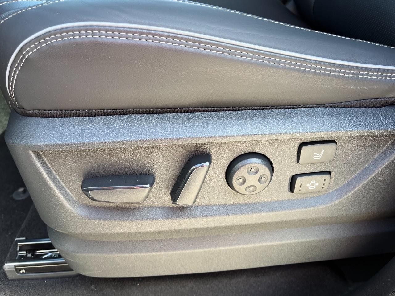 INFINITI QX80 Vehicle Full-screen Gallery Image 36