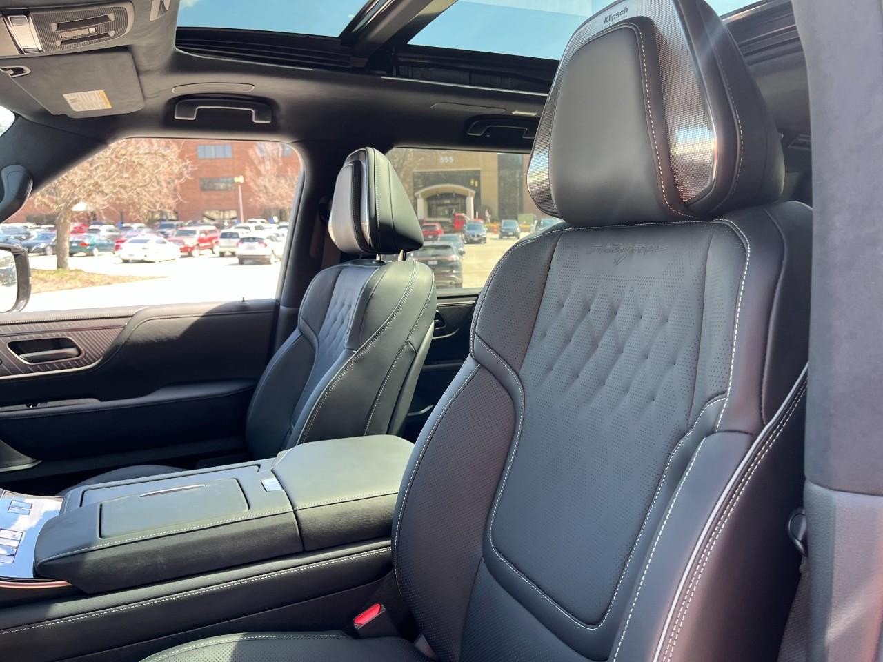 INFINITI QX80 Vehicle Full-screen Gallery Image 37