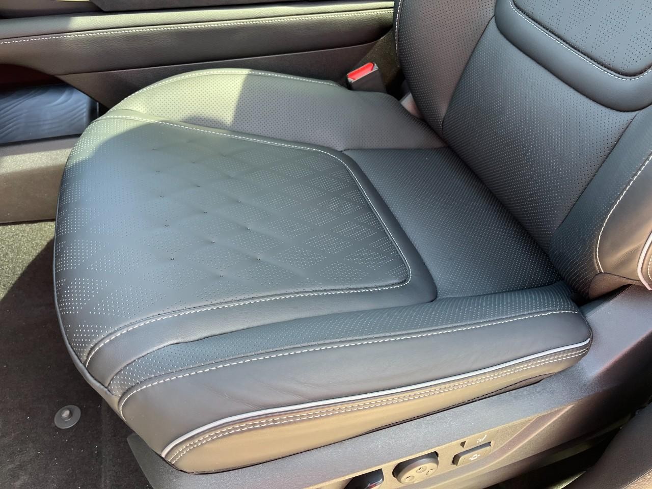 INFINITI QX80 Vehicle Full-screen Gallery Image 38