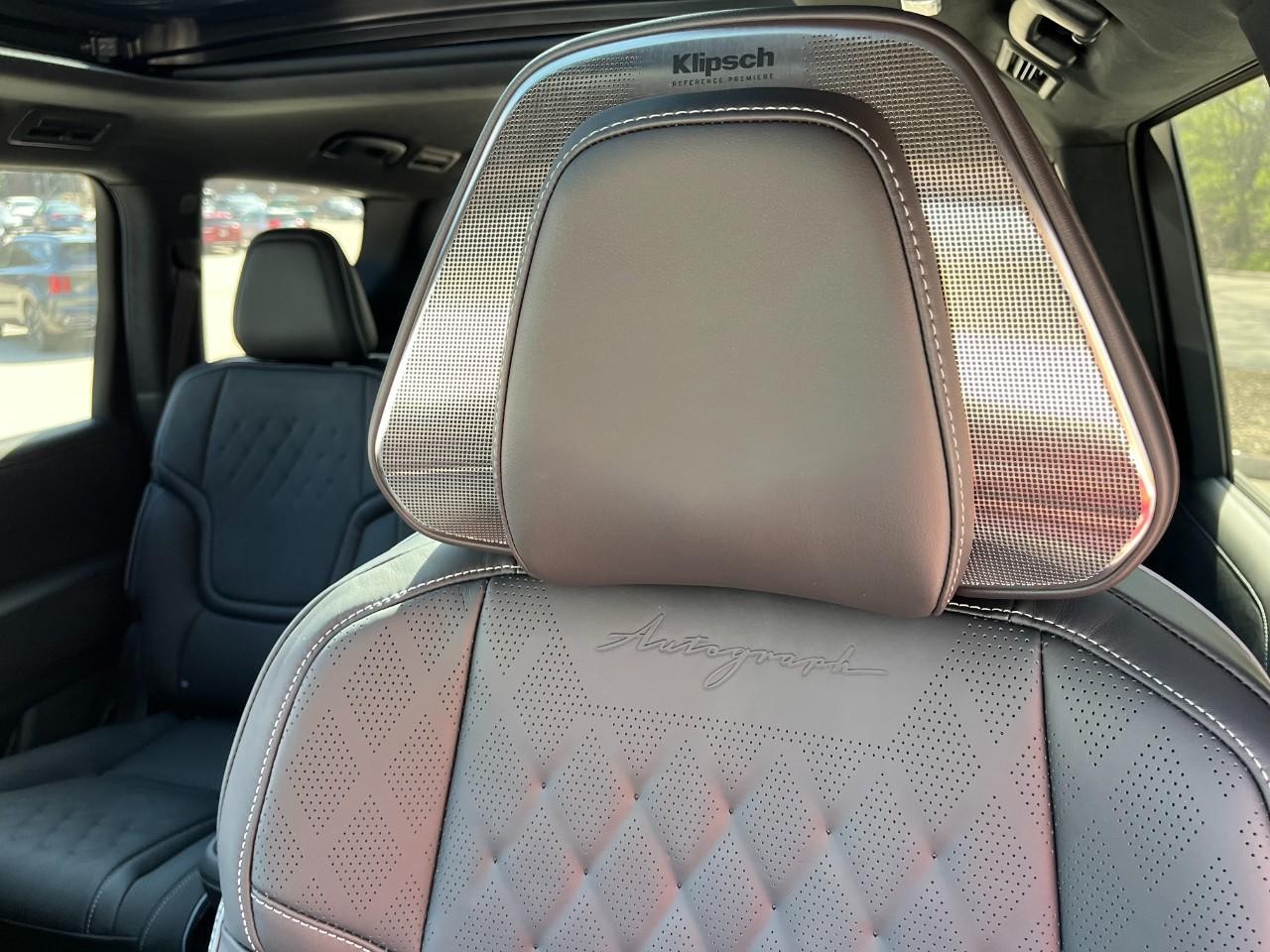 INFINITI QX80 Vehicle Full-screen Gallery Image 39