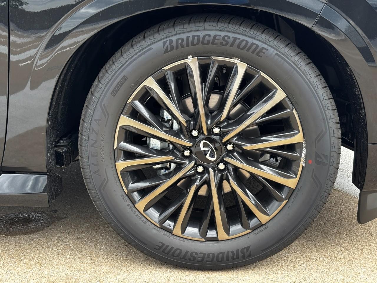 INFINITI QX80 Vehicle Full-screen Gallery Image 4