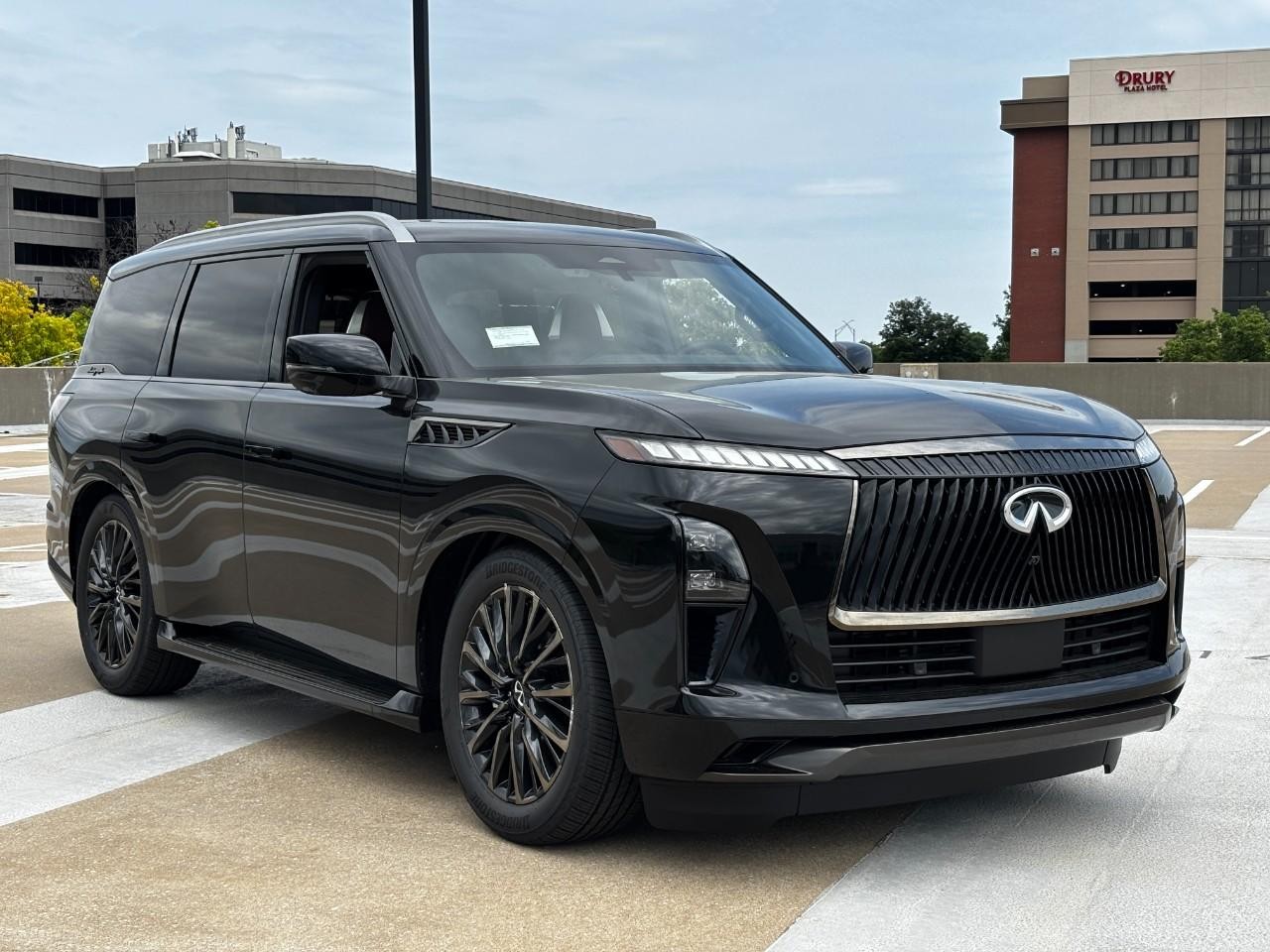 INFINITI QX80 Vehicle Full-screen Gallery Image 5