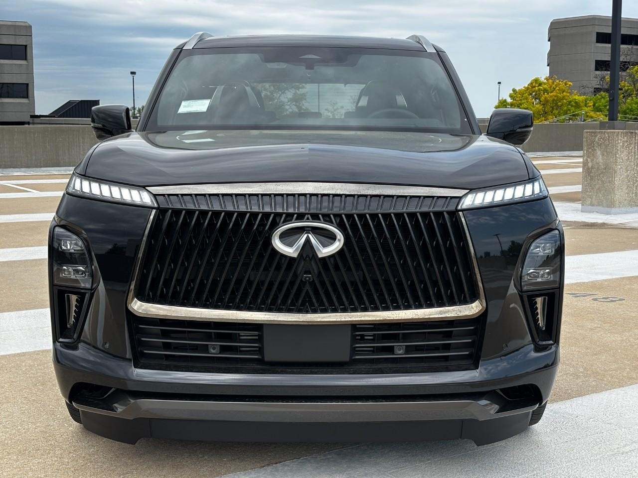 INFINITI QX80 Vehicle Full-screen Gallery Image 6