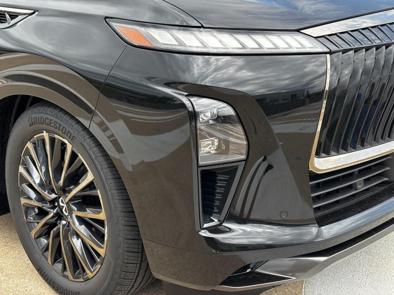 INFINITI QX80 Vehicle Full-screen Gallery Image 7