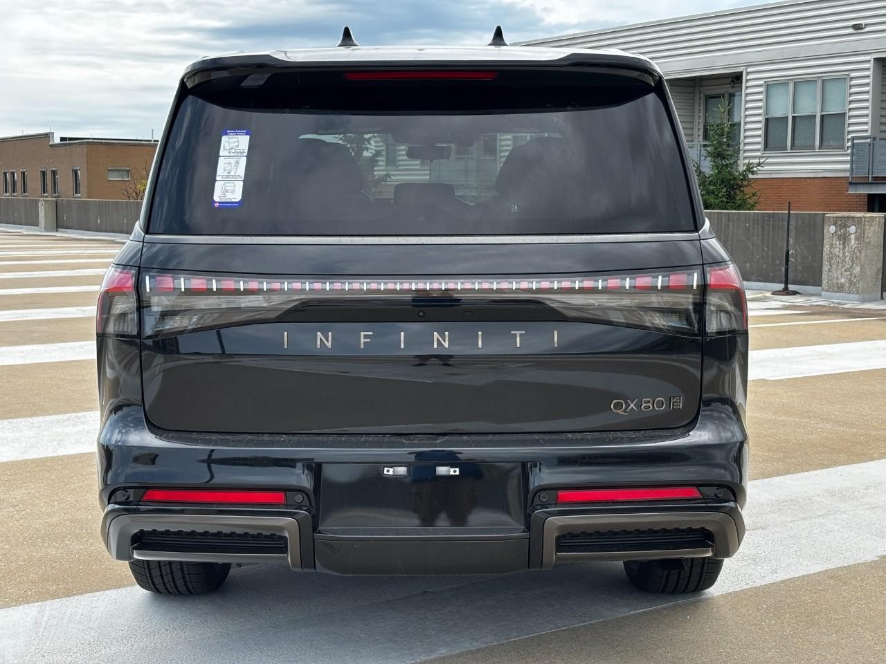 INFINITI QX80 Vehicle Full-screen Gallery Image 9