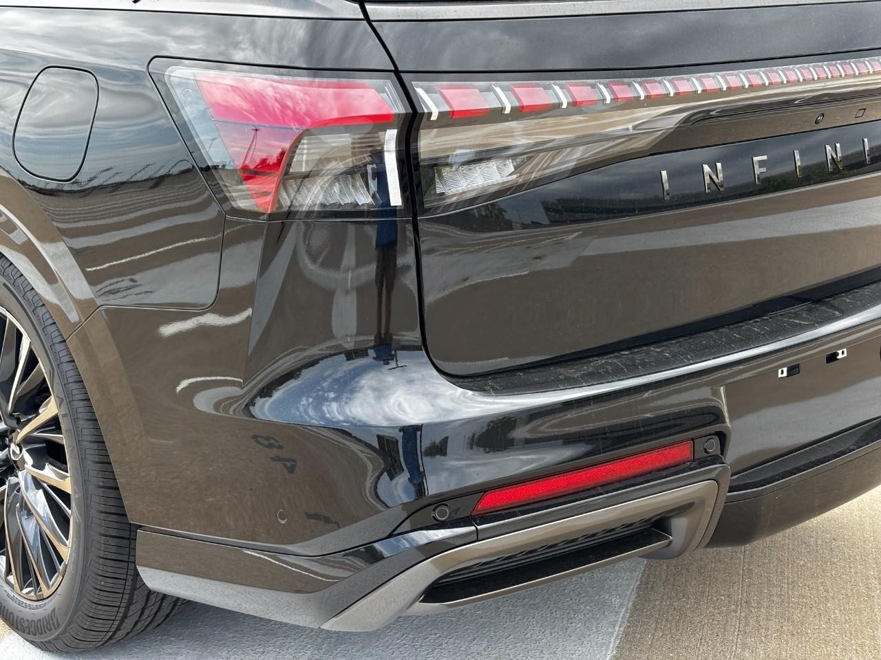 INFINITI QX80 Vehicle Full-screen Gallery Image 10