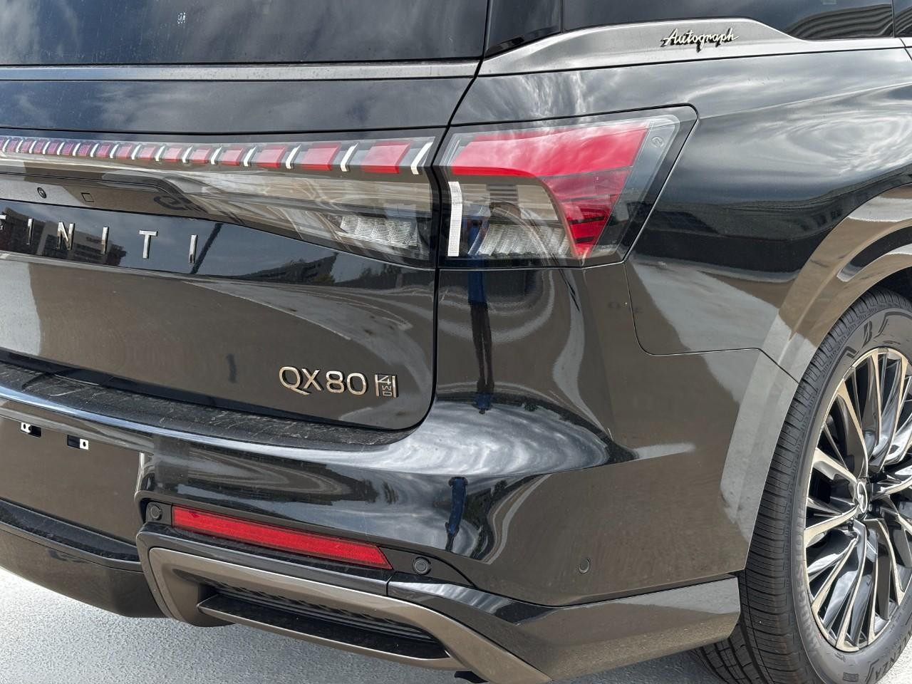 INFINITI QX80 Vehicle Full-screen Gallery Image 11