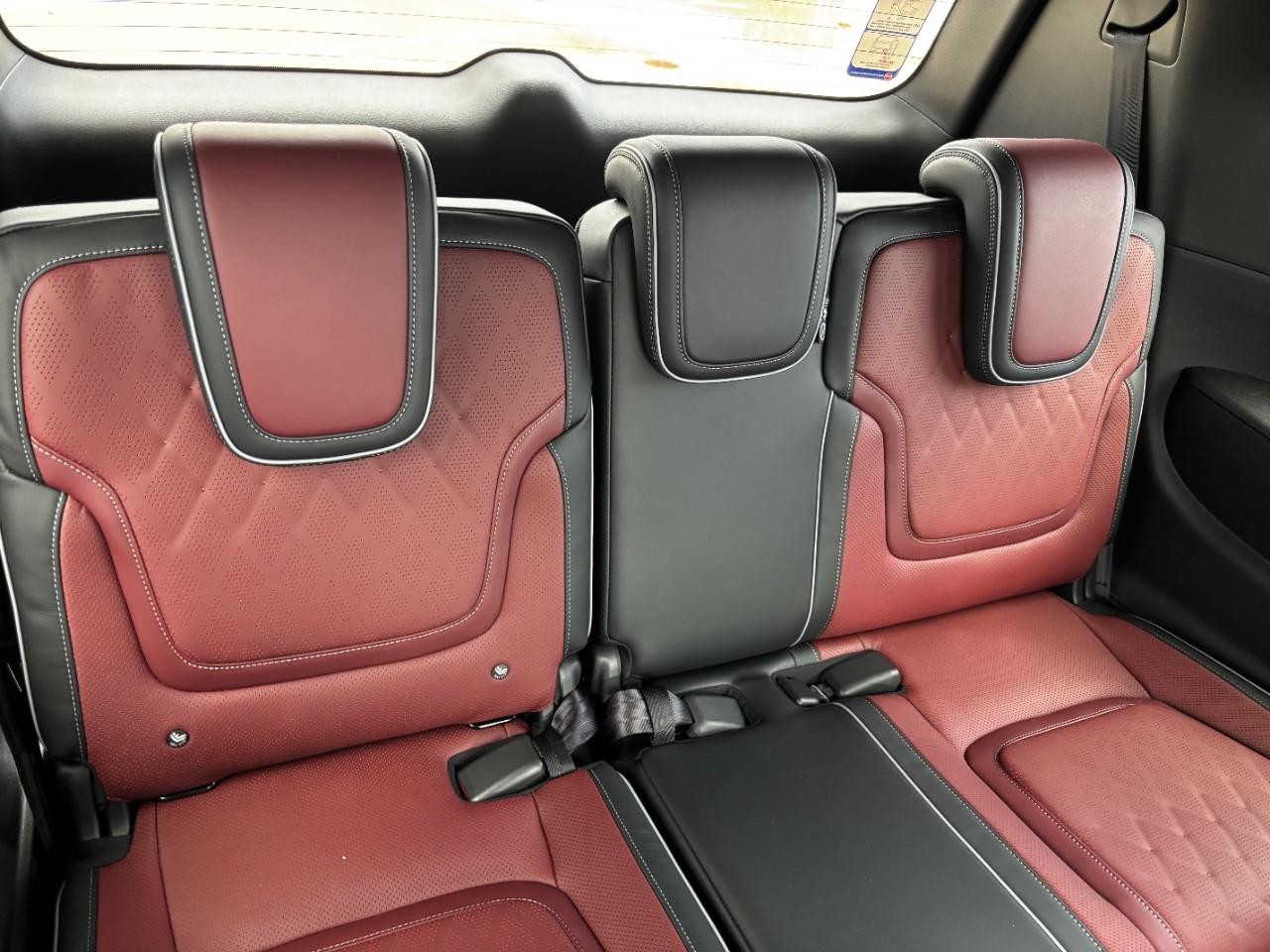 INFINITI QX80 Vehicle Full-screen Gallery Image 12