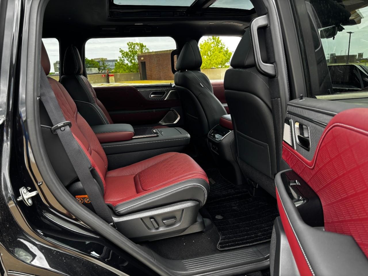 INFINITI QX80 Vehicle Full-screen Gallery Image 13