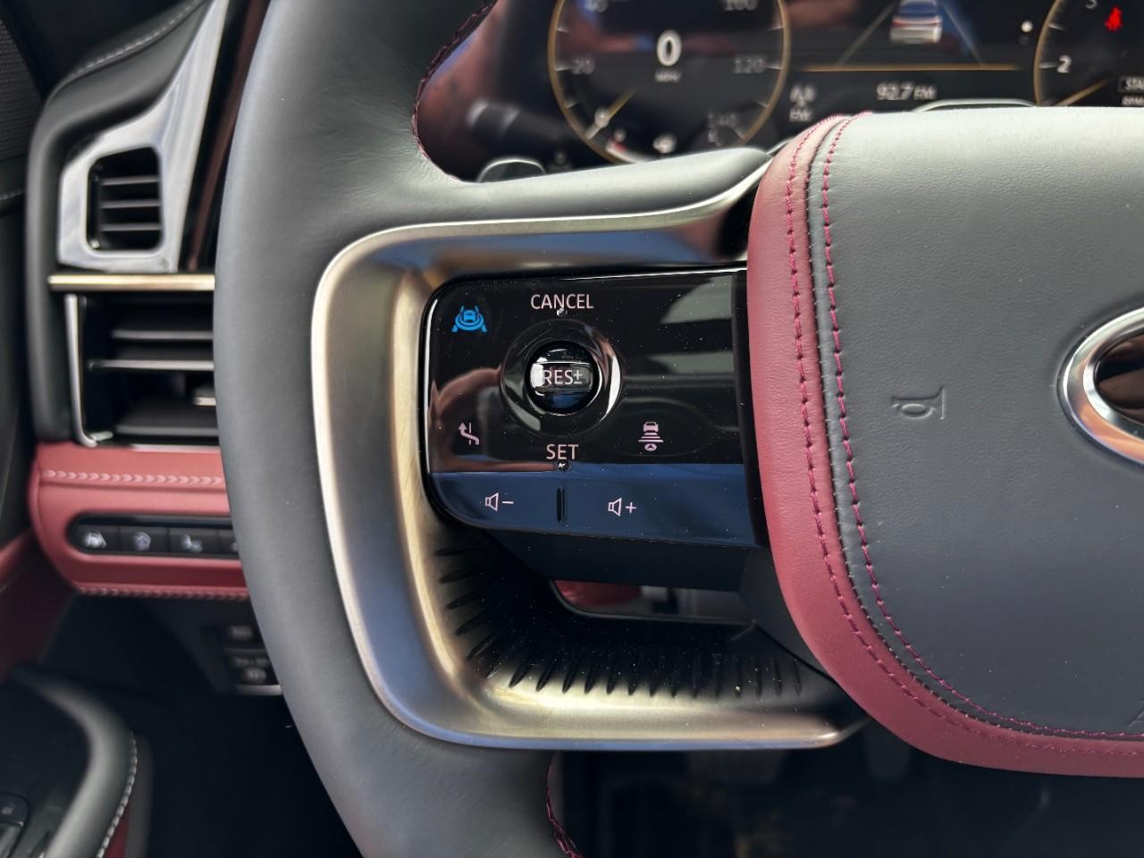 INFINITI QX80 Vehicle Full-screen Gallery Image 21