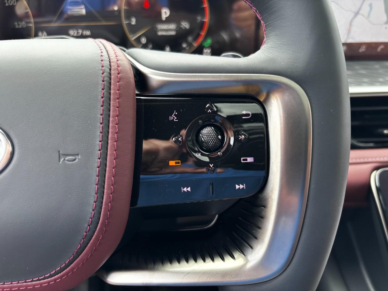 INFINITI QX80 Vehicle Full-screen Gallery Image 23