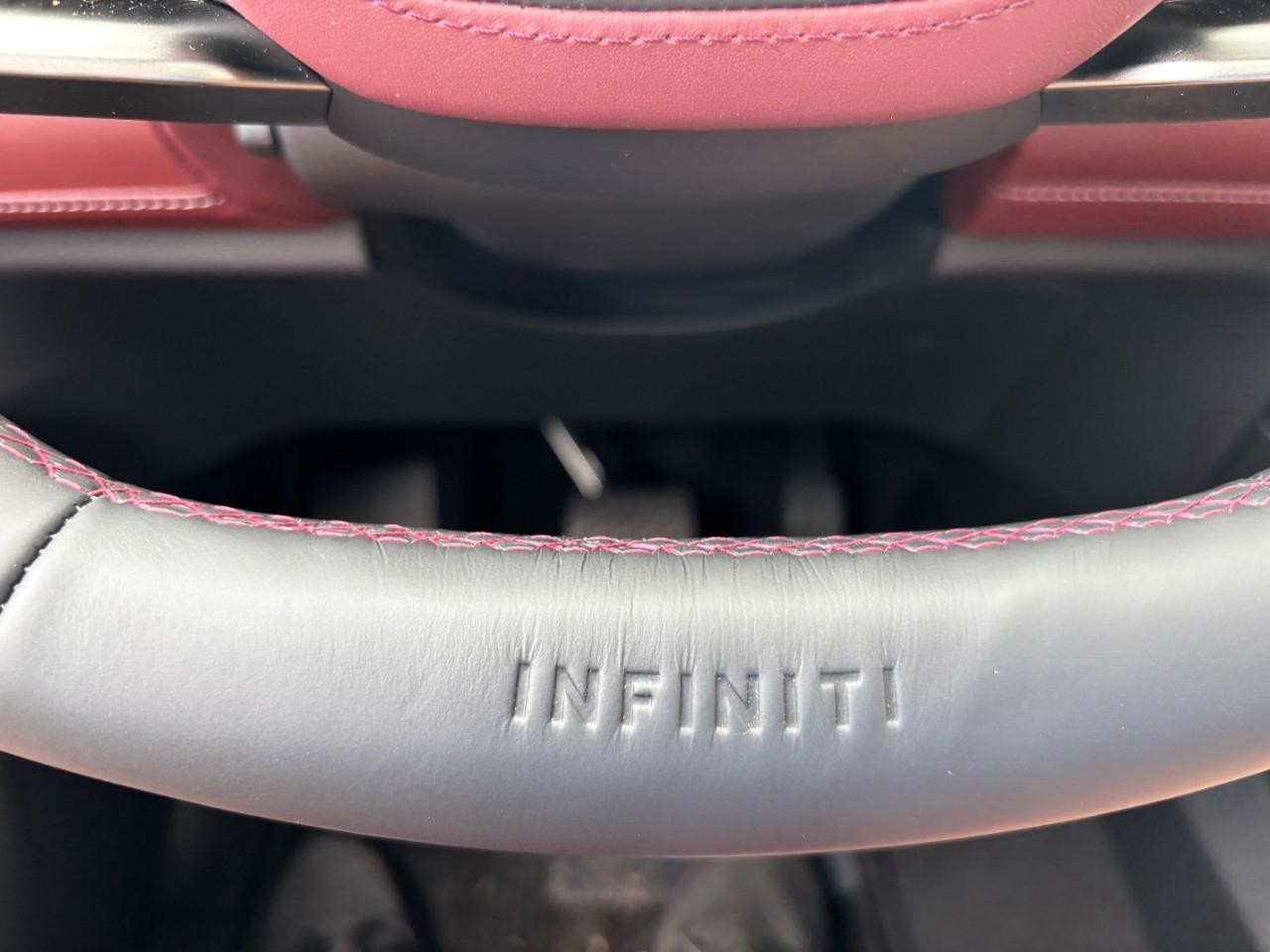 INFINITI QX80 Vehicle Full-screen Gallery Image 24